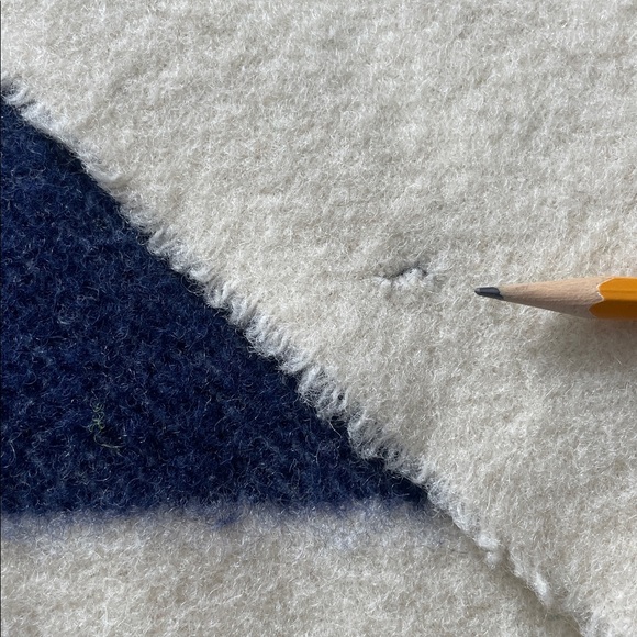 Hudson Bay 8 point king blanket - Picture 6 of 9